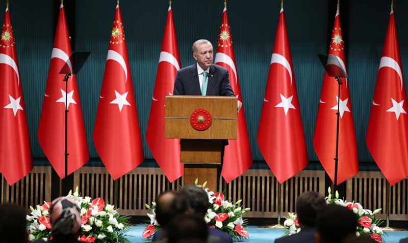 Üniversiteli gençlerimize vaadimiz olan cep telefonu ve bilgisayar desteğini hayata geçiriyoruz
