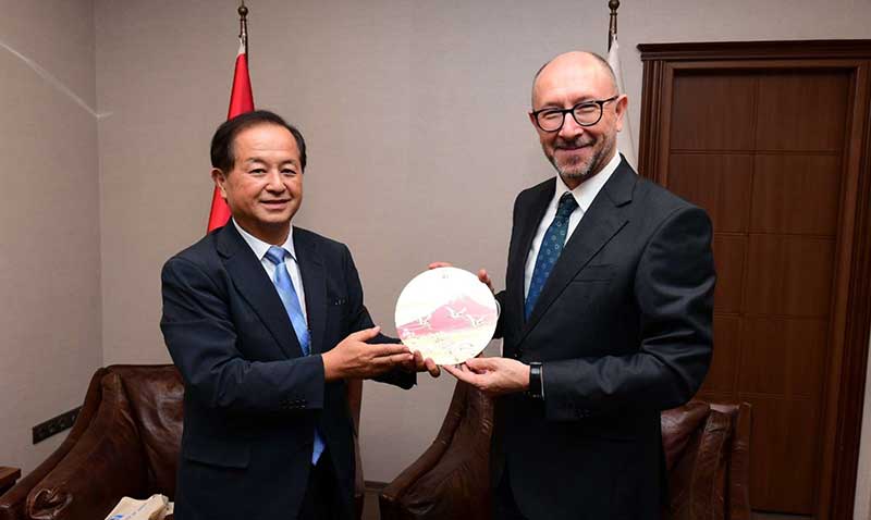 Rektör Erdal, Japon Açık Üniversitesi Rektörü Prof. Iwanaga ile bir araya geldi