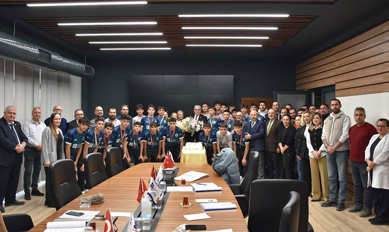 Liseler arası futbol turnuvasında şampiyon oldular