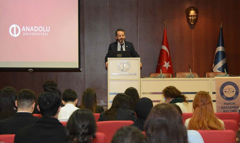 “Hukukta Kariyer Zirvesi” konferansı gerçekleştirildi