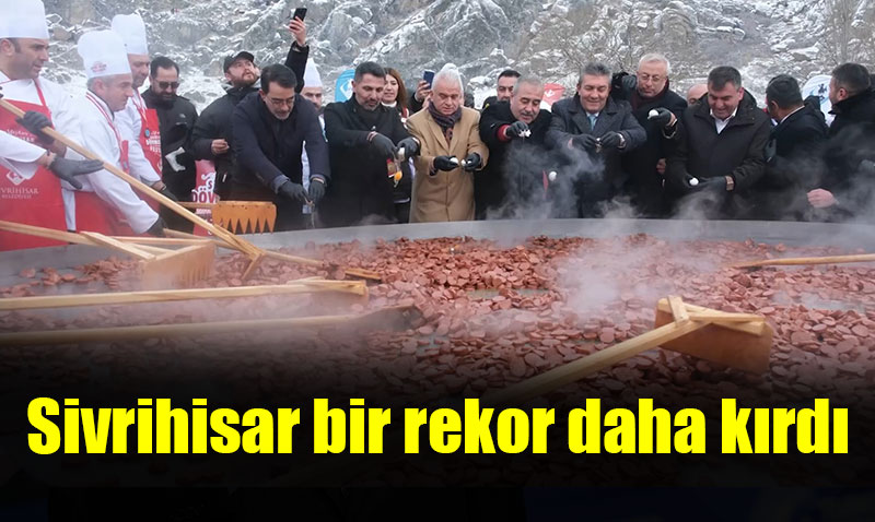 Dev Tavada Dünyanın En Büyük Sucuklu Yumurtası Pişirildi
