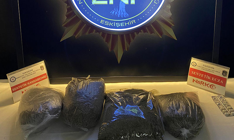 Eskişehir’de araçlarında uyuşturucu çıkan 2 zanlı tutuklandı