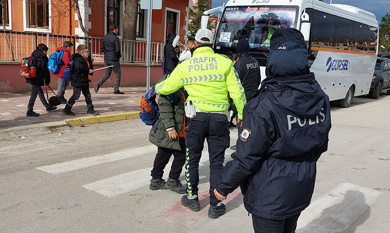 Polis okul çevrelerindeki denetimlerini aralıksız sürdürüyor