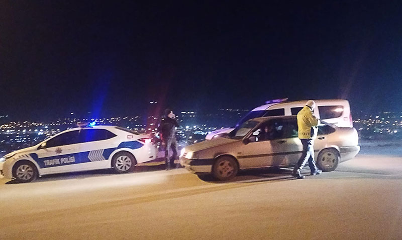 Onlar seyretmekten, polis denetlemekten bırmadı