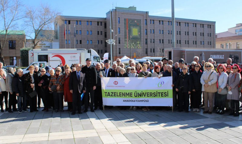 60+Tazelenme Üniversitesi Anadolu Kampüsü öğrencileri Atatürk Anıtı’na çelenk bıraktı