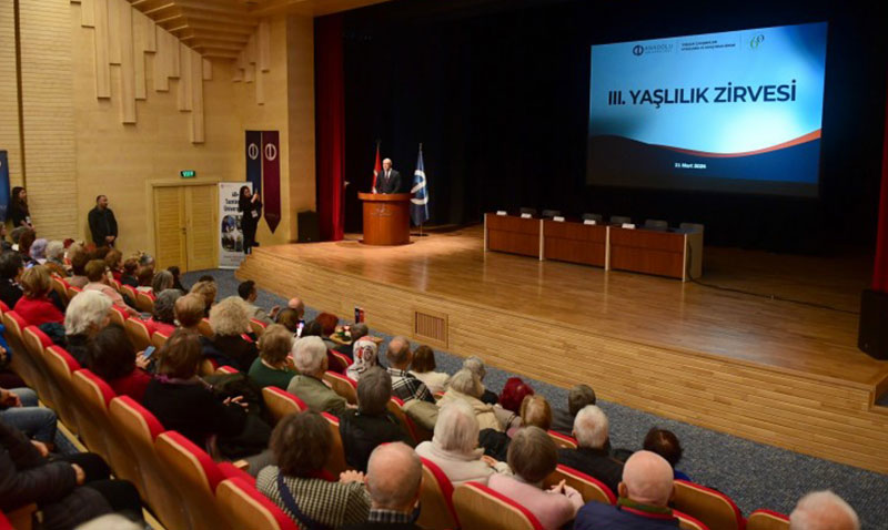 Tazelenme Üniversitesi III. Yaşlılık Zirvesi’nde bir araya geldi