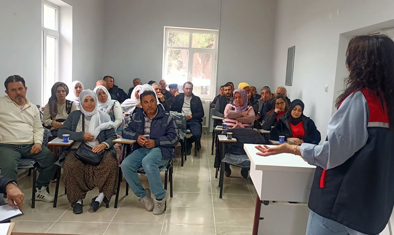 Sarıcakaya’da tarımda kalıntı ile mücadele kapsamında bilgilendirme toplantısı düzenlendi