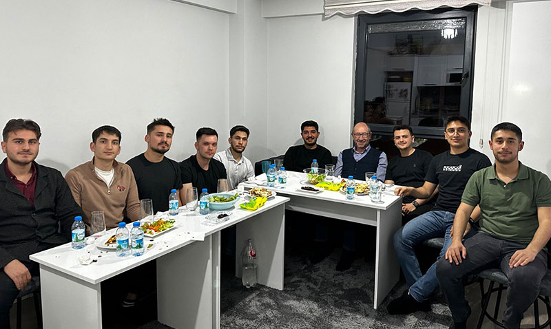 Rektör Erdal, öğrenci evinde iftara katıldı
