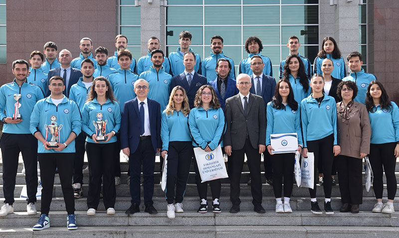 ESOGÜ Sporcuları Kupalarını Rektör Çolak’a Sundu