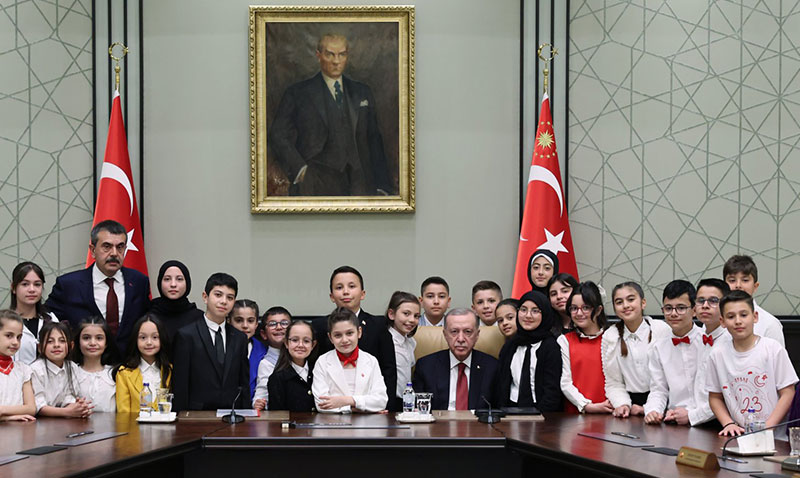 Cumhurbakan Erdoan, Bakan Tekin ve beraberindeki ocuklar kabul etti