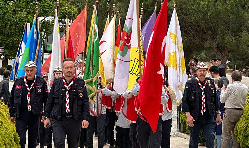 60 ilden 3 bine yakn izci anakkalede Dedeciim ben geldim! diyerek yrd