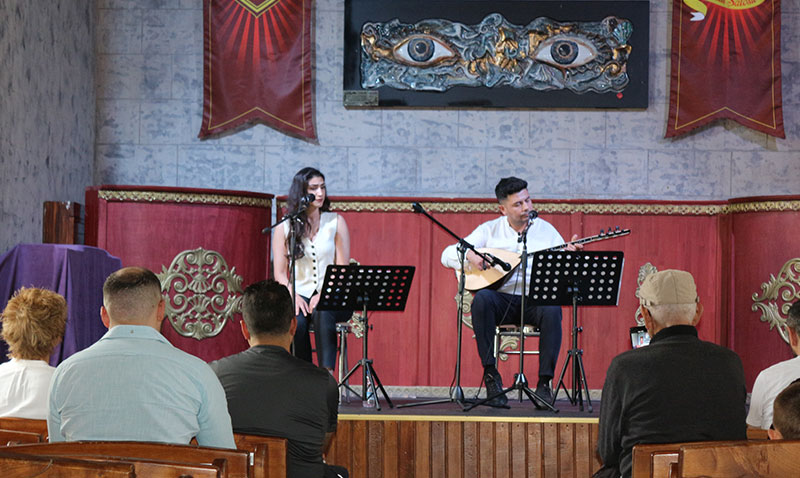 Şatoda halk müziği konseri