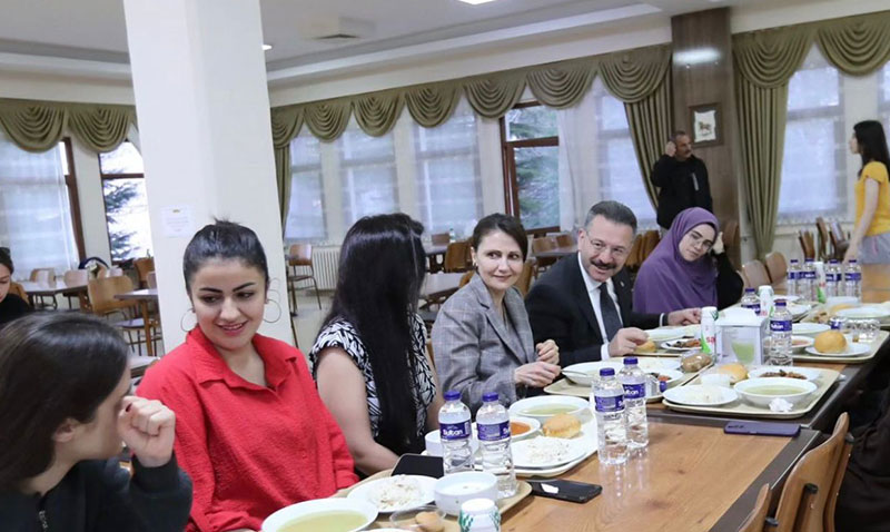 Vali Aksoy rencilerle iftar yapt