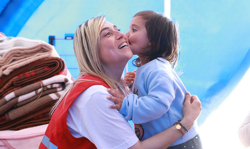 Kızılay’ın iyilik ordusu bayramlıklarla yüzleri güldürüyor