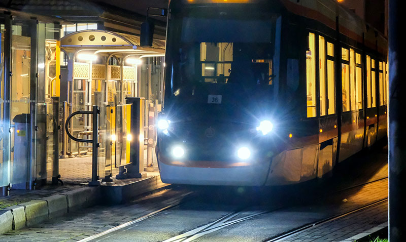 Yine tramvay kazası:Tramvayın ezdiği kadın ağır yaralandı