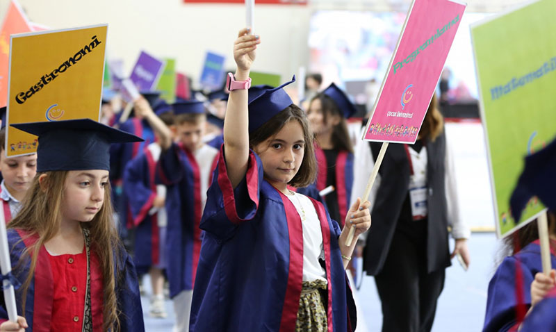 Anadolu niversitesinde 3 kuak 7den 70e Mezuniyet Heyecan