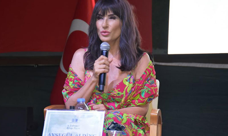 Ayşegül Aldinç’ten Instagram eleştirisi: Asansöre binerken bile poz veriyorlar!