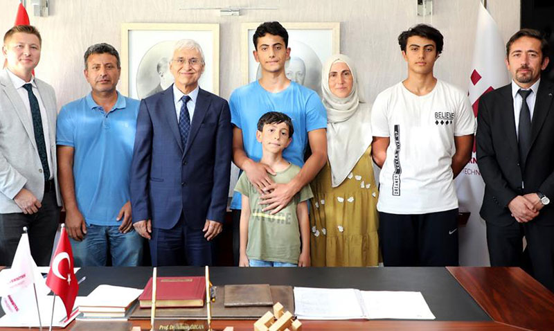 Rektör Özcan, ESTÜ’ye En Üst Sıradan Yerleşen Enes Kandemir’i Makamında Kabul Etti