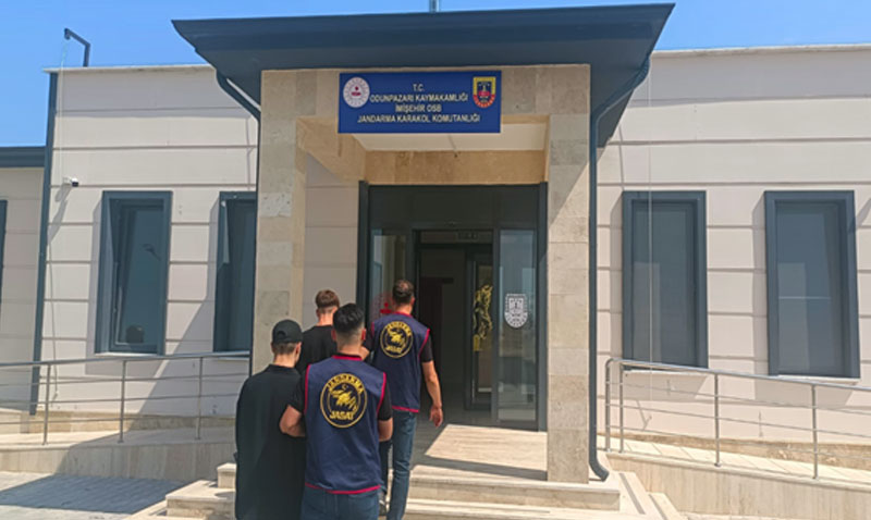 Kendilerini polis gibi göstererek 1 milyonluk vurgun yaptılar