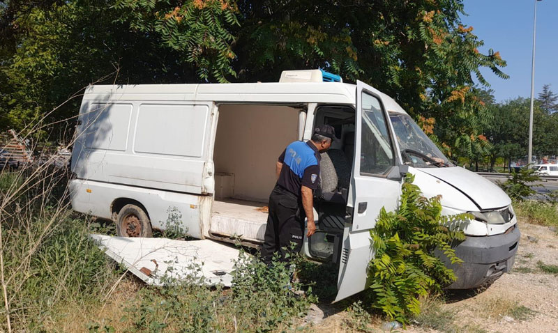 Eskişehir’de metruk binalardan sonra metruk araçları toplamakta polise kaldı