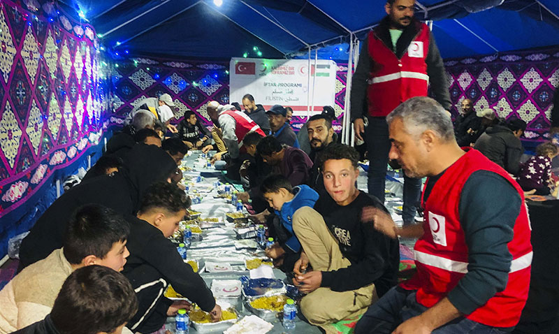 TÜRK KIZILAY GAZZE’DE HER GÜN 30 BİN KİŞİLİK İFTAR VERİYOR