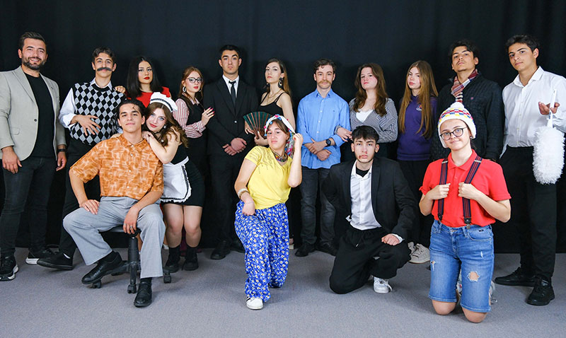 LİSELİ OYUNCULAR “YALANCI ARANIYOR” İLE SAHNEDE