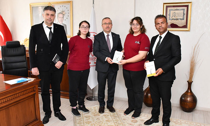 Fatih Anadolu Lisesi Öğrencilerinden İl Milli Eğitim Müdürü Aydın’a Söyleşi Ziyareti