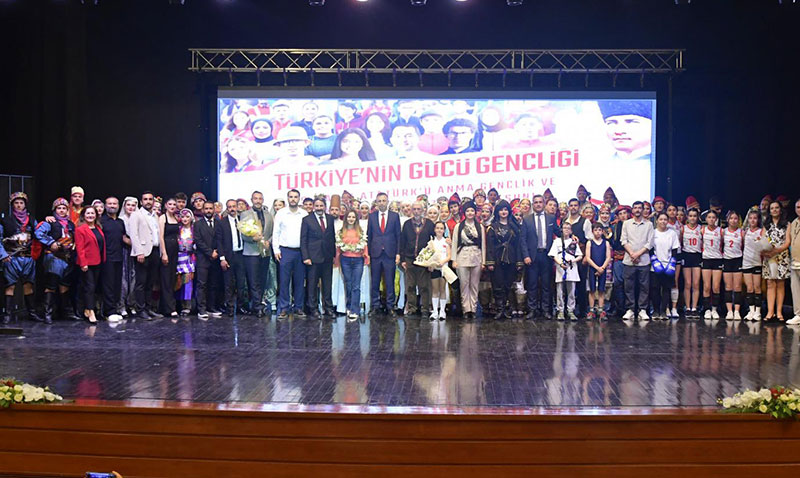 "Vatanın Anaları" Temalı Halk Oyunları Gösterisi Eskişehir’de Sahnelendi
