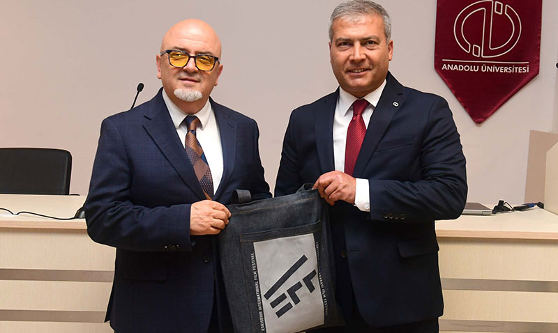 22. EFF kapsamnda Sinema Genel Mdr Birol Gven ve SETEM ekibi rencilerle bulutu