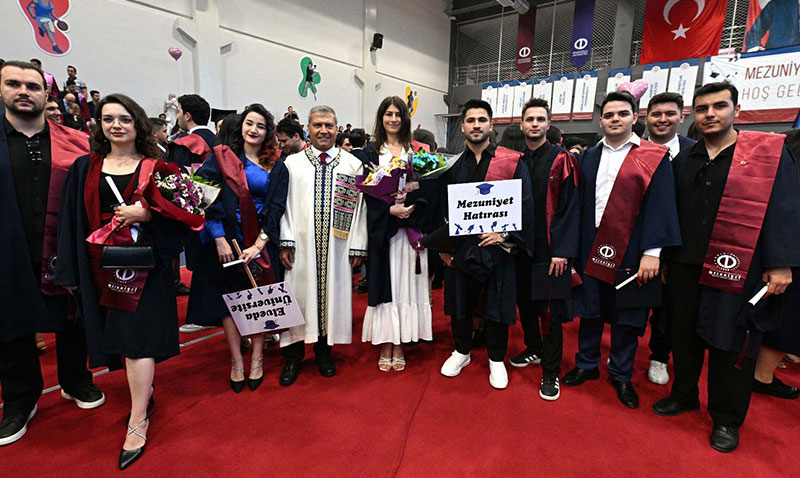 Anadolu Üniversitesi mezuniyet törenleri tüm hızı ve coşkusuyla devam ediyor