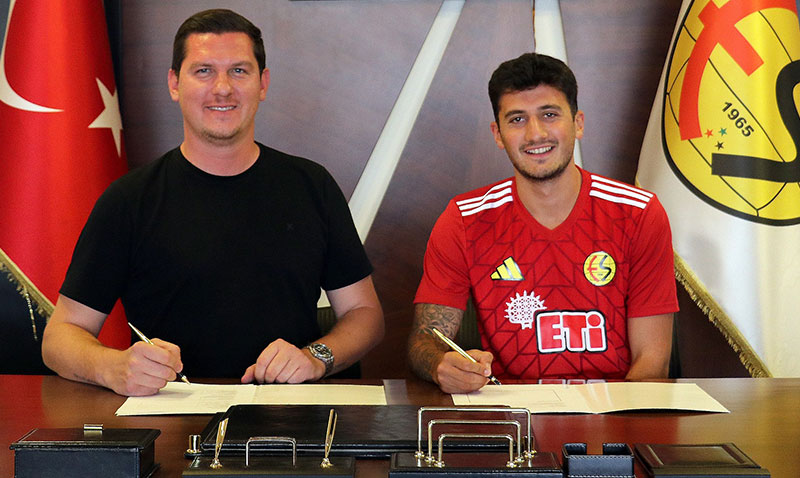 Eskiehirspor’a Orta Sahaya Takviye: Ozan smail Ko Resmen Siyah-Krmzl Formada!