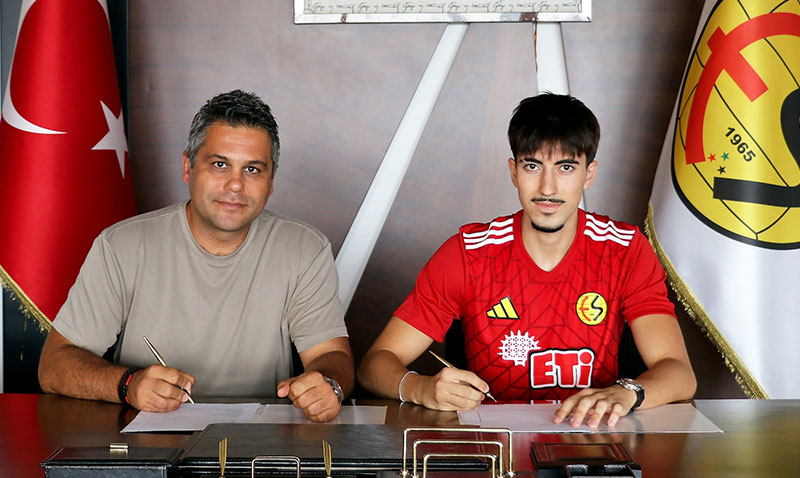 Berk Zerenman Eskişehirspor’da Kalıyor: Şampiyon Kanat Oyuncusuyla Yeniden Anlaşıldı!