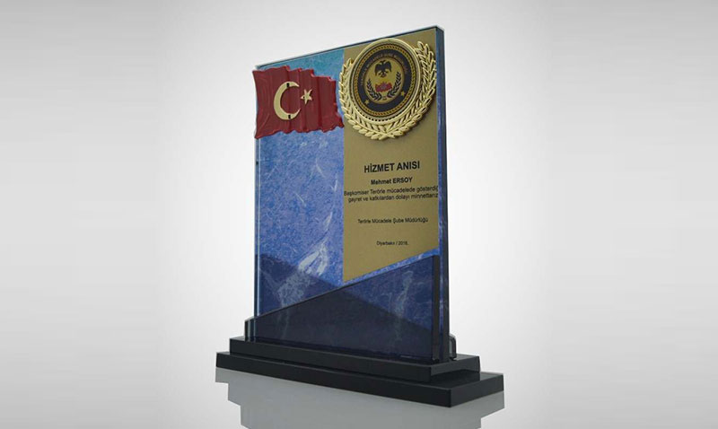 Masa İsimliği Modası: Ofisinizde Tarzı ve Prestiji Yansıtmanın Yolu