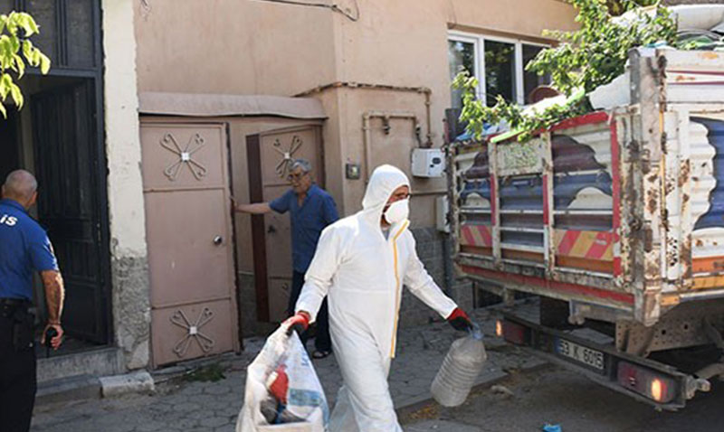 Eskişehir’de Apartman Dairesinden 2,6 Ton Çöp Çıkarıldı