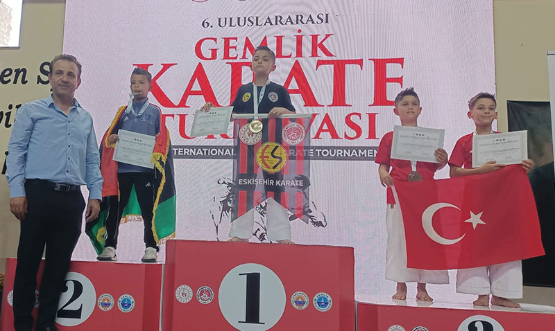 Eskiehirli Karateciler Gemlik’ten Madalya Yamuruyla Dnd!
