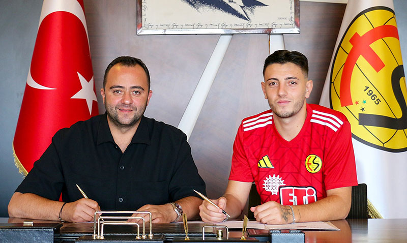 Arda Okumuş Yuvasında Kaldı: Eskişehirspor Altyapısından Yetişen Oyuncusuyla Yeniden Anlaştı!