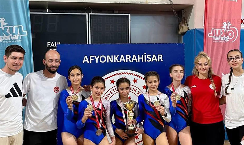 Eskişehir Küçük Kız Voleybol Takımı Zafer Kupası Şampiyonu Oldu!