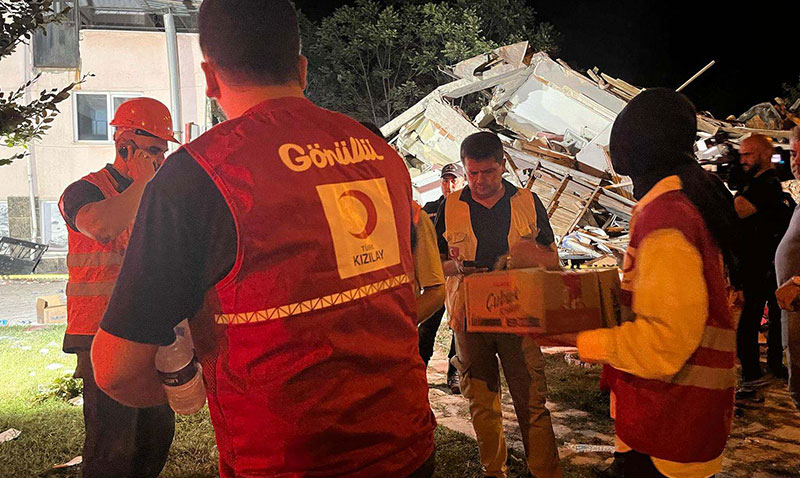 Türk Kızılay, Sındırgı Depremi Sonrası Afetzedelere Beslenme Desteği Sağlıyor