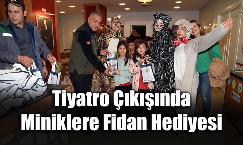 Tiyatro ��k���nda Miniklere Fidan Hediyesi